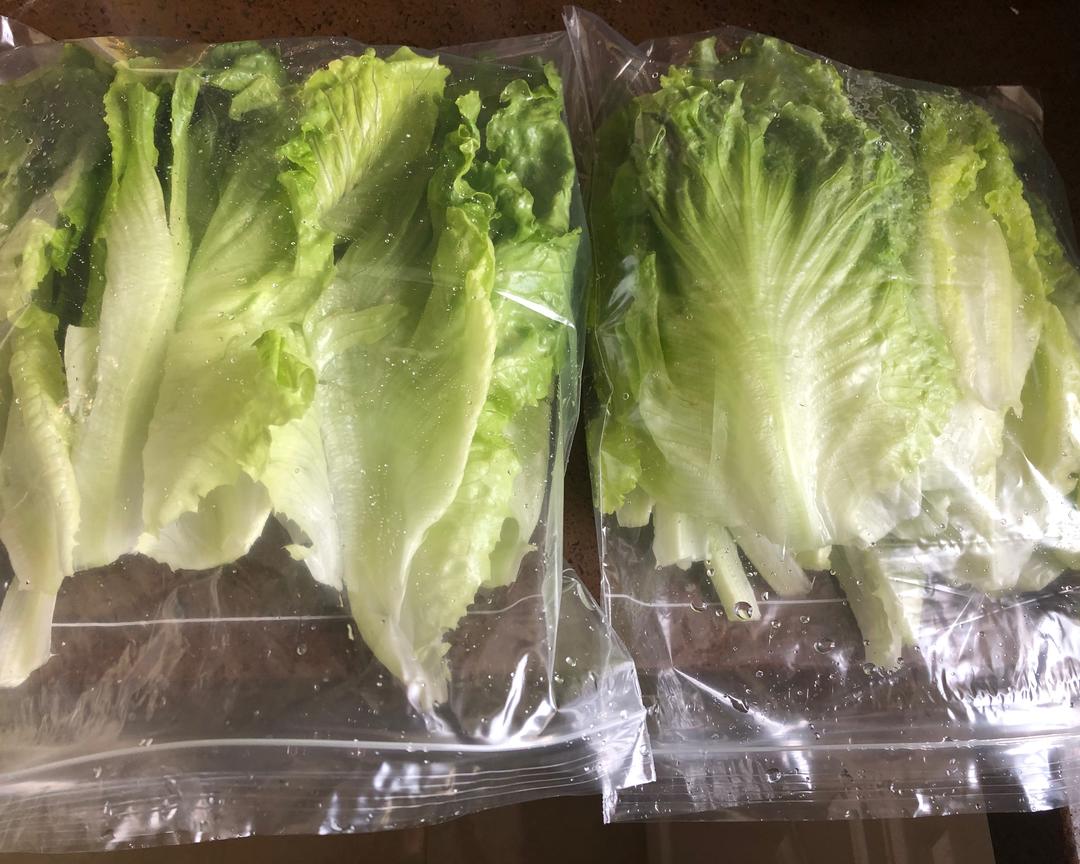 红罗马生菜在超市货架上的陈列场景