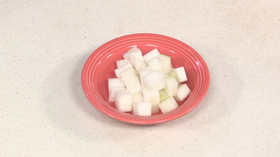 萝卜切片与盐渍过程