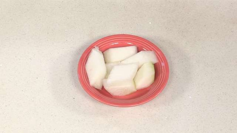 一盘色香味俱全的红皮白心萝卜炒肉摆放在餐桌上,旁边配有米饭和筷子 红皮白心萝卜炒肉成品图