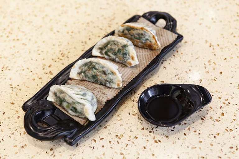 成品马肉韭菜饺子装盘图
