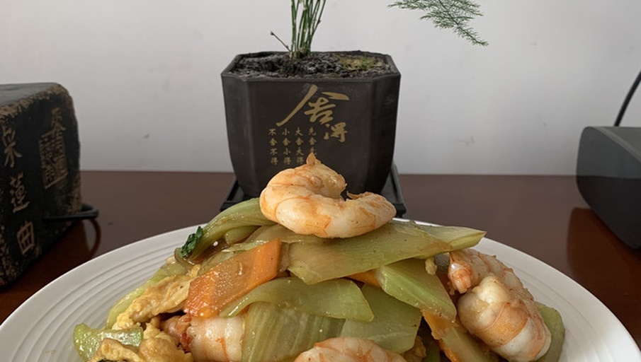 一盘荷兰豆炒虾仁的成品菜肴,色彩鲜艳,香气扑鼻 荷兰豆与虾仁一同翻炒的菜肴成品图