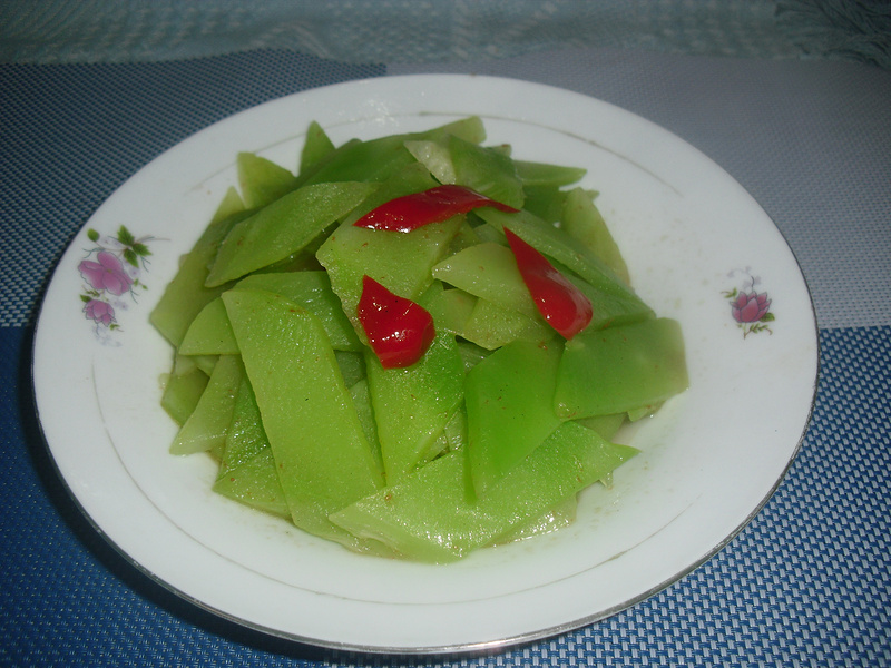 动态抓拍:中式铁锅内莴苣与芹菜在金黄山茶油中翻飞,食材呈鲜明翠绿与浅黄绿色交织,锅气升腾可见细微水汽,厨师手持锅铲正进行颠锅动作,锅沿可见未完全融化的细盐颗粒与芝麻碎,体现‘45秒快炒’的临界火候状态 莴苣芹菜快炒过程特写