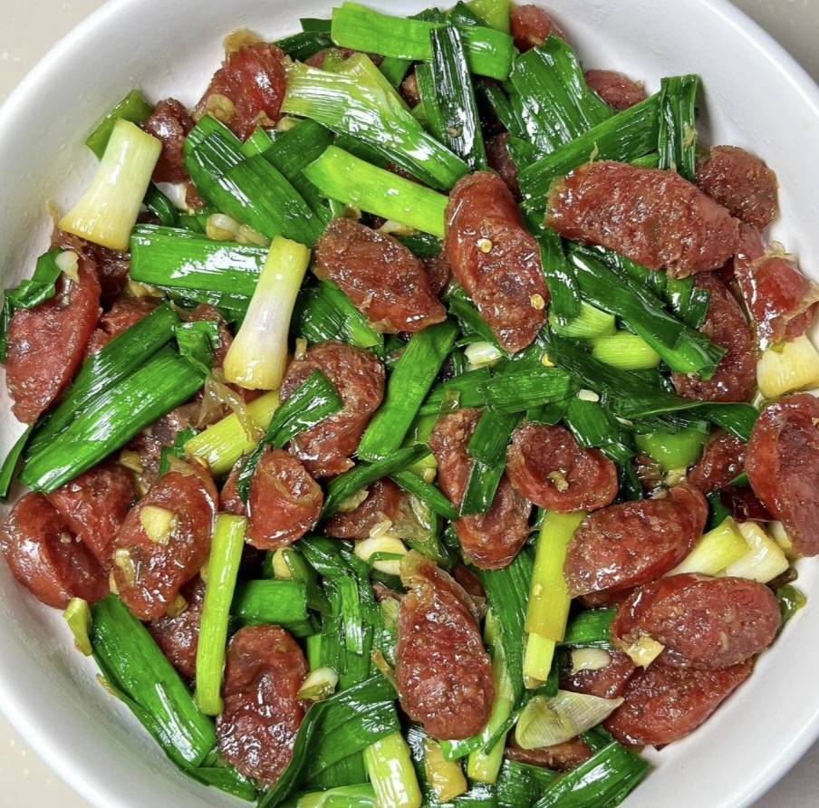 蒜薹炒腊肠翻炒过程图