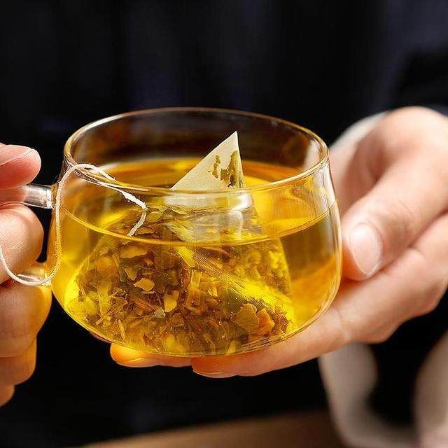 小金桔泡水饮用图,展示小金桔切片泡在透明玻璃杯中的场景,背景为厨房或餐桌环境 小金桔泡水