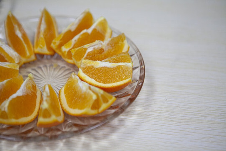 新鲜甜橙与切片摆盘展示