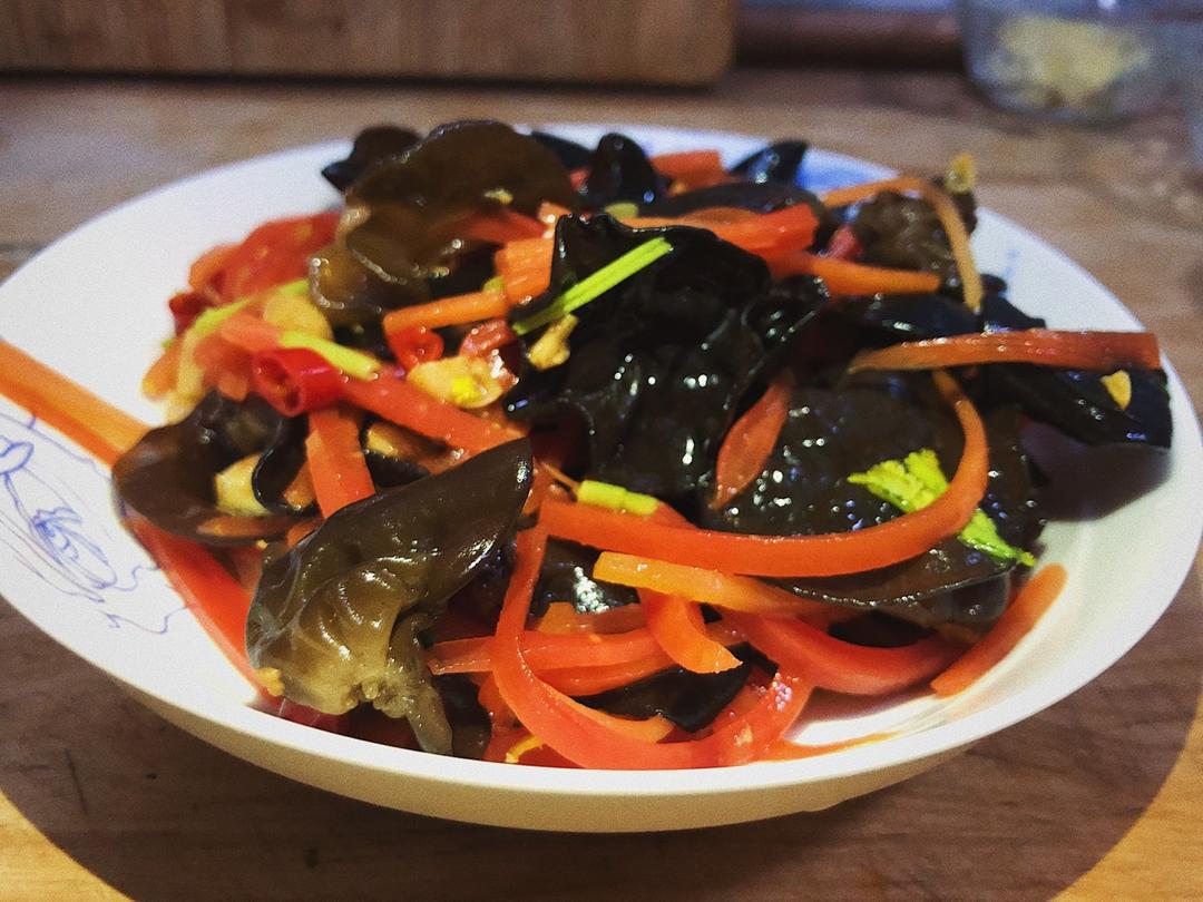 秋木耳菜肴成品图