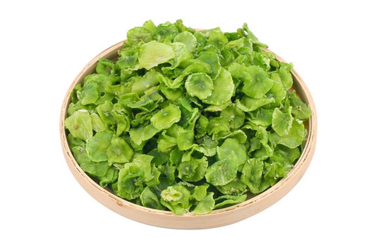 俯拍视角:玻璃碗中盛放芒果丁(橙黄)、西芹片(鲜绿)、紫甘蓝丝(深紫)及烤杏仁碎(浅棕),淋有淡黄色柠檬橄榄油汁,表面撒少量黑胡椒,整体色彩明快、质地分明,体现低卡高纤健康餐特征 芒果芹菜轻食沙拉成品图