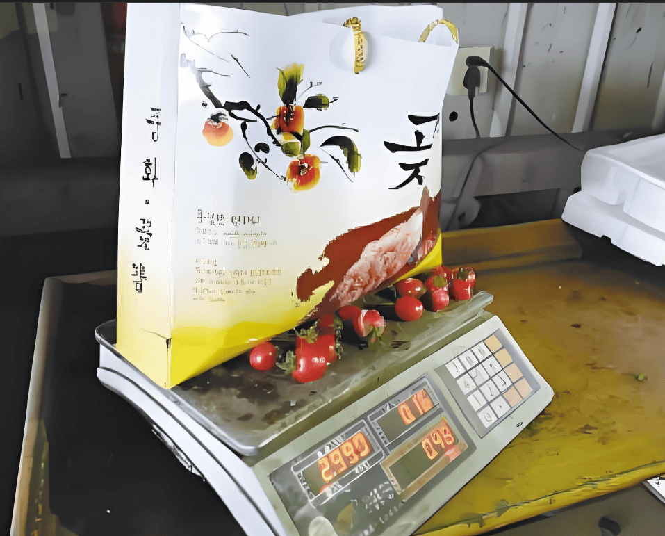 展示西红柿在电子秤上称重的场景,背景为农贸市场或厨房环境 西红柿在电子秤上称重图