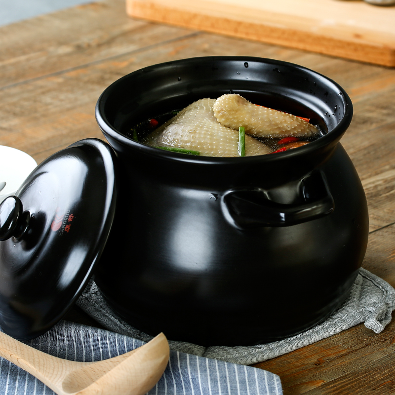 红参、鱼胶与鸡肉在砂锅中炖煮的过程图