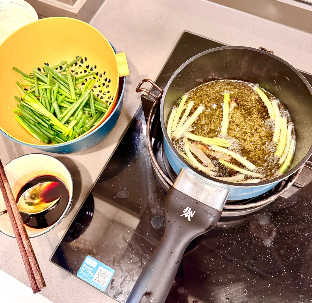 手工制作葱油的过程特写