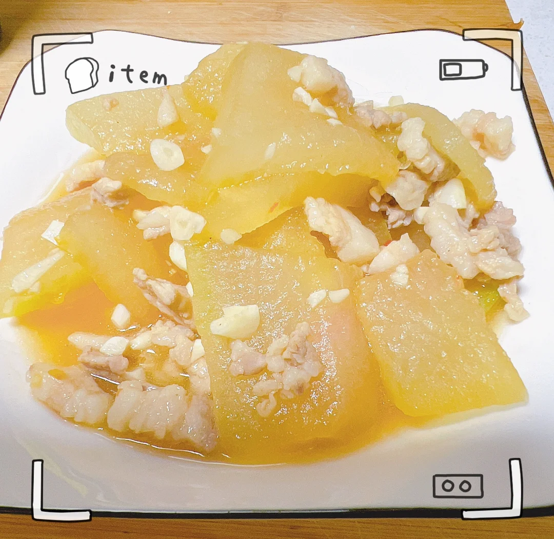 成品肉沫冬瓜特写，盛放在白色陶瓷盘中，汤汁浓稠光亮，冬瓜块完整饱满，点缀绿色葱花