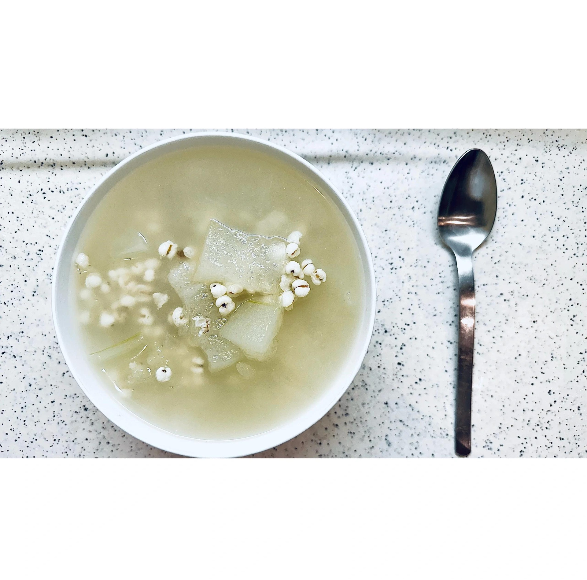 一张木质餐桌上摆放着三款以冬瓜蓉为主料制作的甜品:一杯绿色抹茶冬瓜慕斯、一碗搭配水果的冬瓜燕麦粥、一杯透明玻璃杯中的冬瓜柠檬饮,整体风格清新自然,突出食材本味与健康理念 冬瓜蓉制成的甜品拼盘