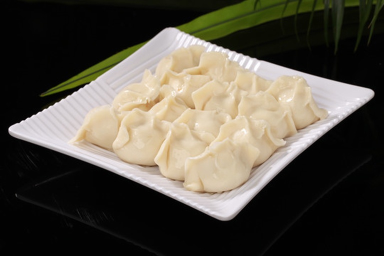 成品白菜胡萝卜饺子摆盘图