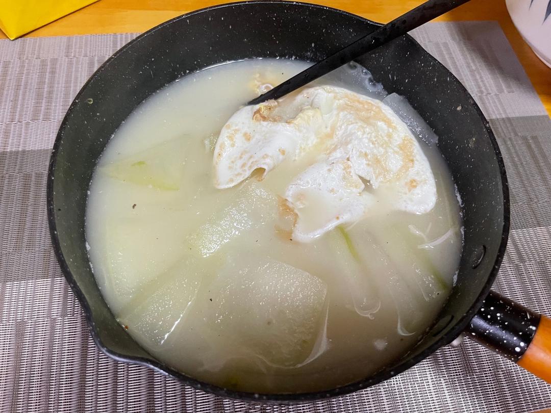 家庭厨房中正在熬制冬瓜皮水