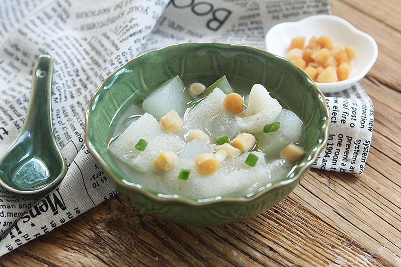 冬瓜豆浆羹在白色瓷碗中呈现乳白色浓汤状态