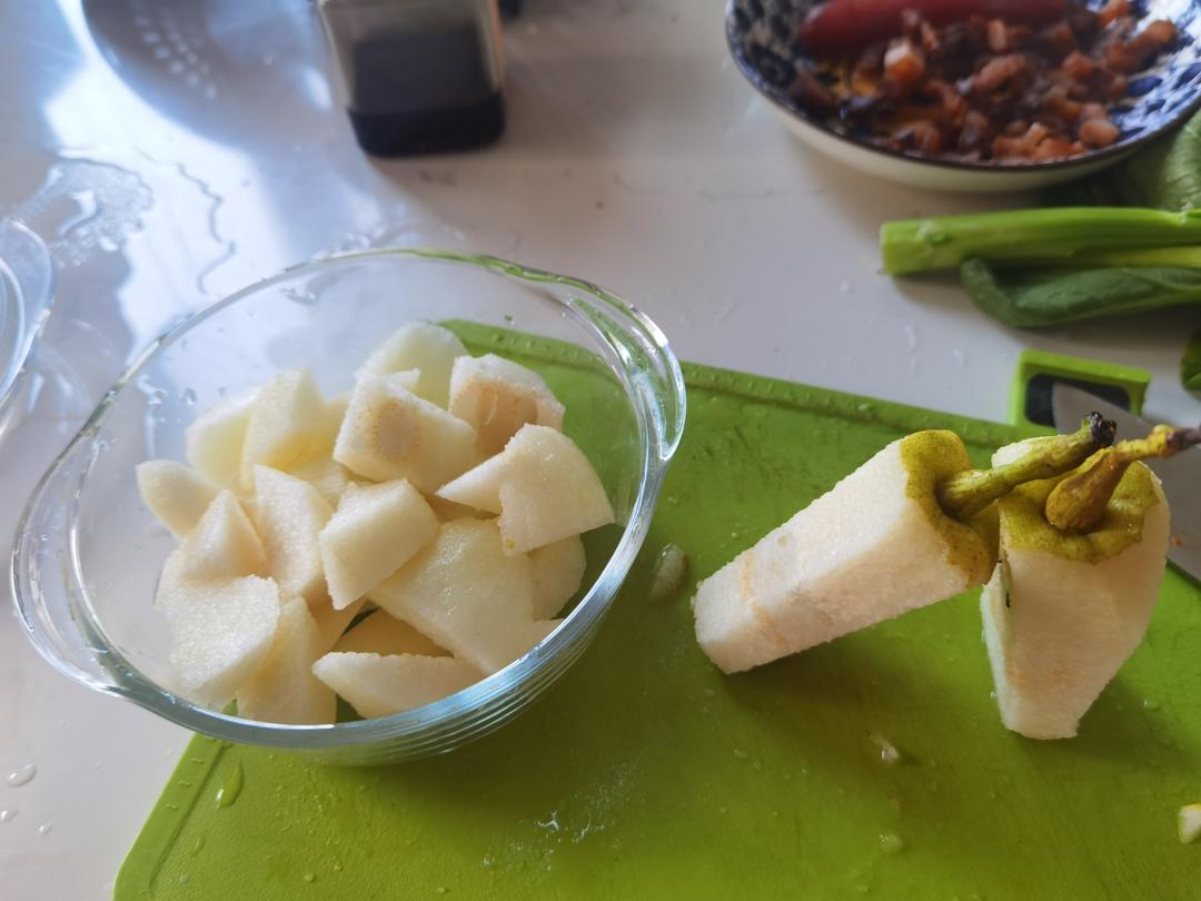 展示酸梨的多种食用方式,包括切片、制作果酱、搭配沙拉等 酸梨多种食用方式展示图