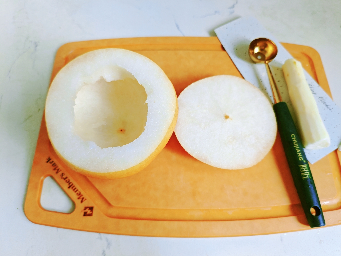 西州蜜瓜切块过程特写
