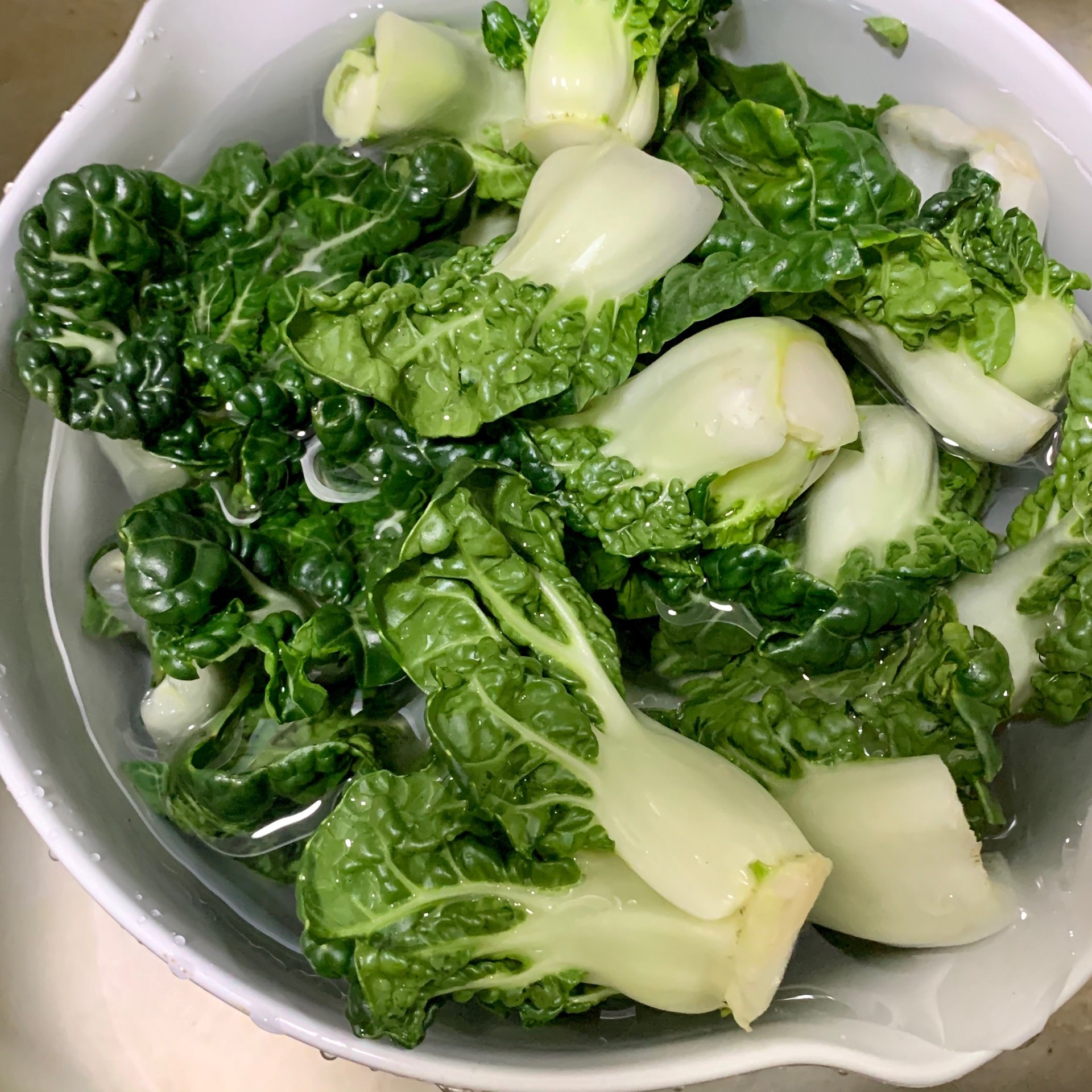实验室场景：研究人员使用高速离心机分离焯烫后的小叶油菜汁液，离心管中可见清晰分层——上层为鲜绿色澄清汁液，下层为浅绿色沉淀，操作台面摆放pH计、柠檬酸溶液及温度计
