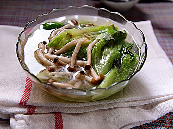 家庭餐桌上的平菇菜肴