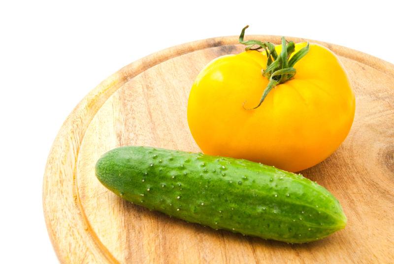 三种主要食材摆放在木质砧板上，旁边配有榨汁机和玻璃杯