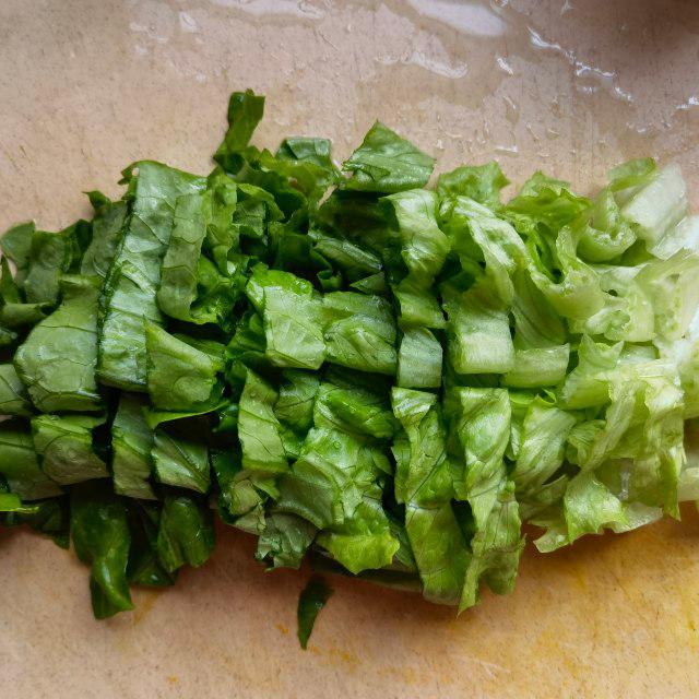 展示生菜用于沙拉制作,油麦菜用于炒菜与火锅的烹饪场景 生菜与油麦菜在沙拉与炒菜中的应用图