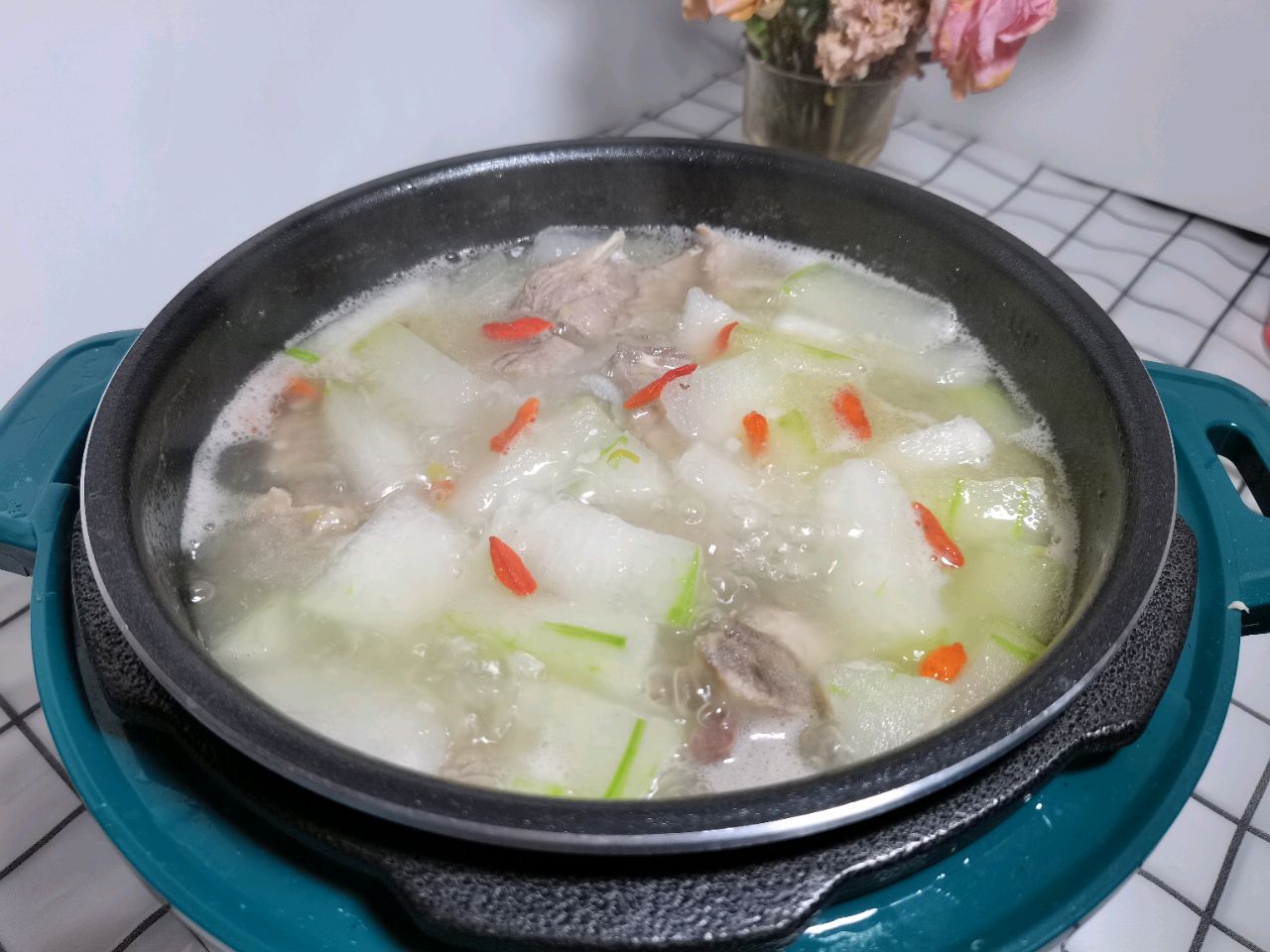 冬瓜瓤与冬瓜皮煮水完成后的成品图