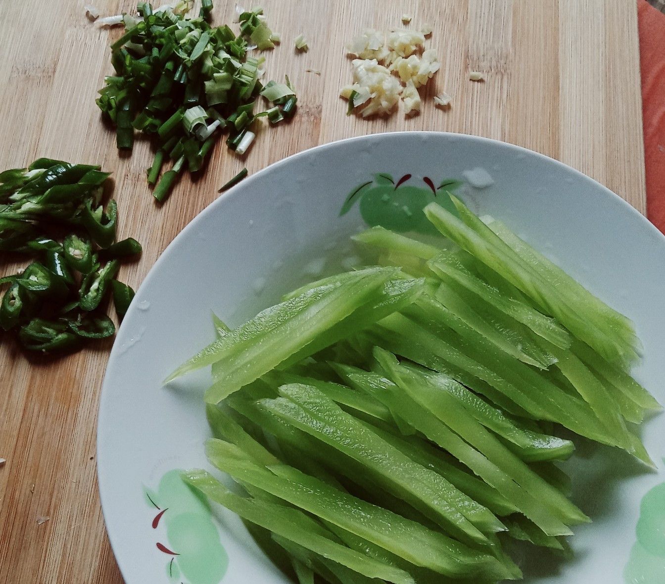芹菜和尖椒的食材处理过程