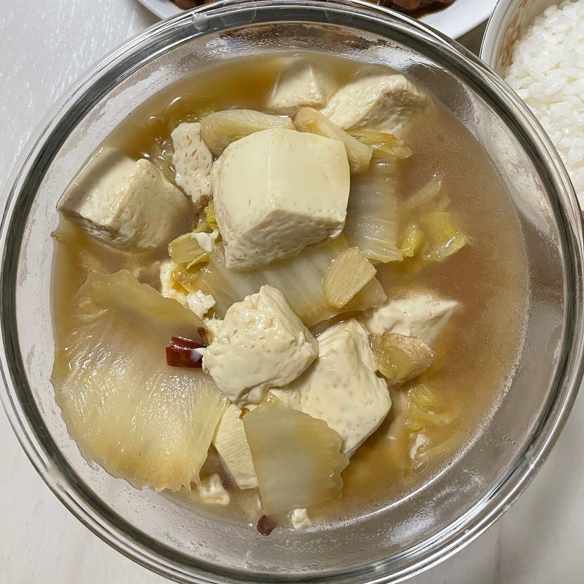 香菜豆腐鱼丸汤高清摆盘图,突出汤色清亮、食材本真、香菜鲜活漂浮的养生美感,体现重庆家常汤品的精致与温度 重庆大叶香菜豆腐鱼丸汤特写:奶白高汤清澈见底,金黄鱼丸圆润,嫩豆腐丁洁白,翠绿香菜条浮于汤面,撒少许白胡椒粉