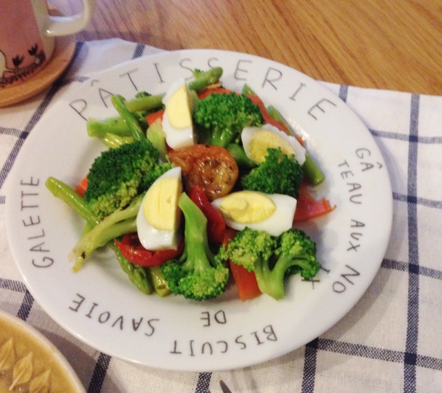 展示西红柿炒鸡蛋、西红柿沙拉、西红柿汁等不同烹饪方式 西红柿烹饪图