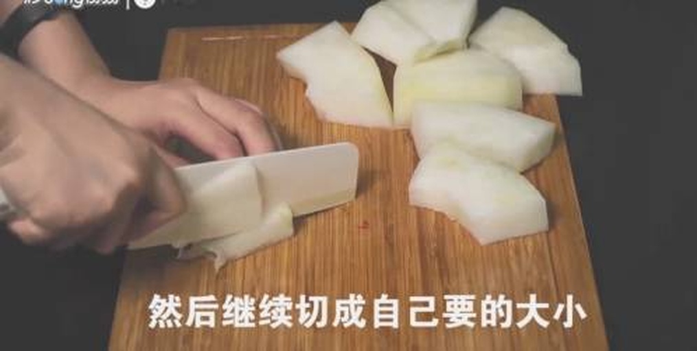 展示一根完整白萝卜与切成滚刀块后的萝卜,清晰显示切块大小与形状 萝卜切块前后对比图