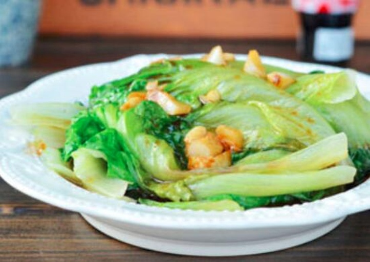 俯拍拼盘:左上为热腾腾的蒜香生菜本体(油亮翠绿、蒜粒分布均匀);右中为冷藏版(叶片紧实带凝露);左下为卷食造型(生菜叶包裹五彩馅料,露出翠绿叶脉);右下为汤浸版(碧绿生菜浮于清汤,点缀枸杞与葱花) 蒜香生菜创意吃法拼盘