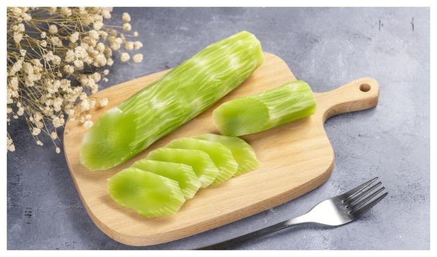 厨房案板上摆放待处理的油麦菜和芦笋原材料