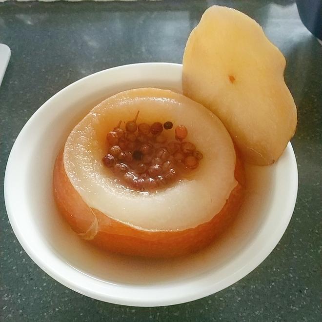 砂锅中炖煮中的皇冠梨汤