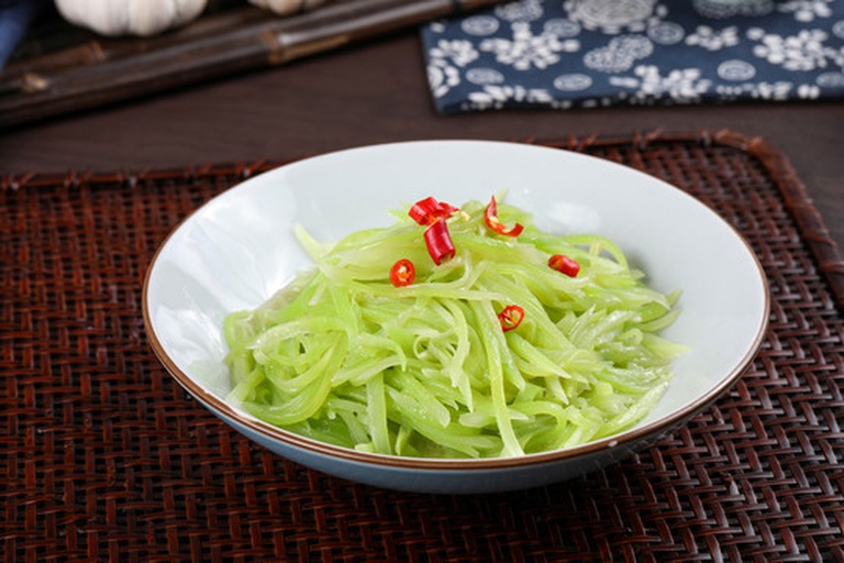成品图：莴笋炒平菇装盘
