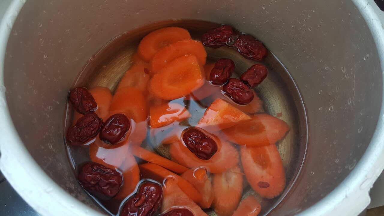 科研级影像:展示卵巢健康评估的客观化手段——通过HPLC法精准测定血清β-胡萝卜素浓度,为个性化胡萝卜摄入提供量化依据 实验室场景:离心管中分层血清样本,标签注明“β-胡萝卜素检测”,背景可见HPLC高效液相色谱仪操作界面