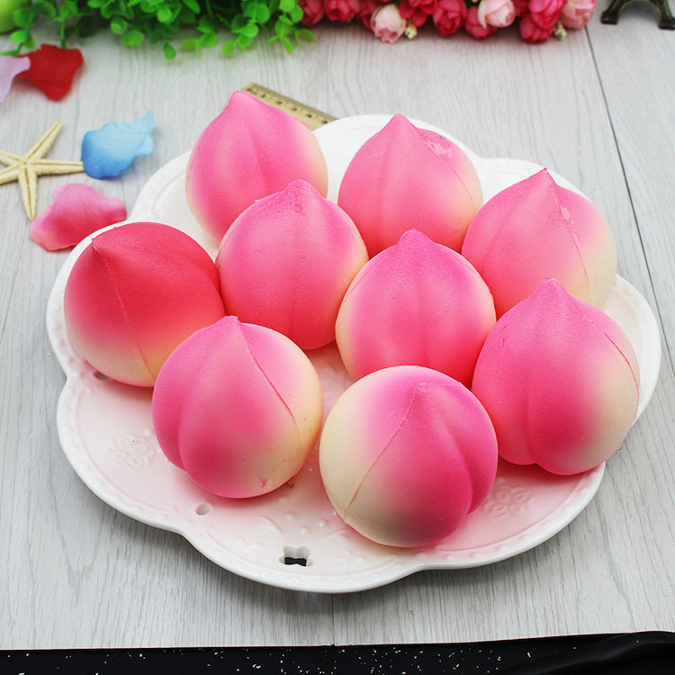 寿桃馒头与果盘摆盘