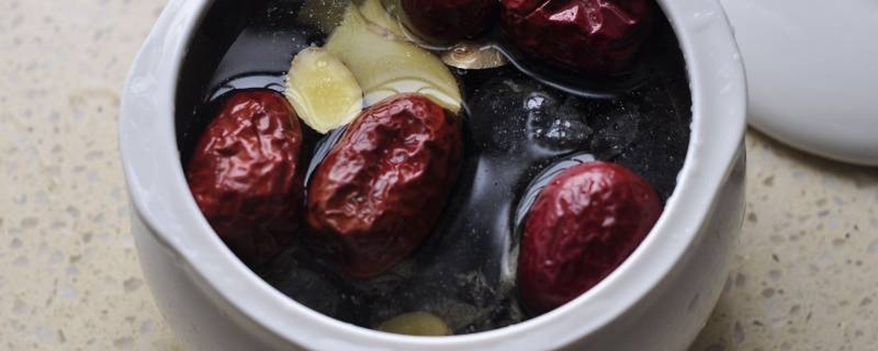 风姜鸡汤在砂锅中慢慢煲制,汤面泛起小泡 风姜鸡汤煲制过程