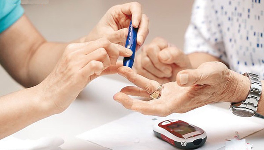 实景图:注册营养师在社区健康站指导老年人用便携式血糖仪测试餐前/餐后圣女果摄入反应;桌上摆放新鲜圣女果(红黄双色)、血糖试纸、记录本,背景可见‘GI/GL科普展板’ 营养师手持圣女果与血糖仪现场检测场景