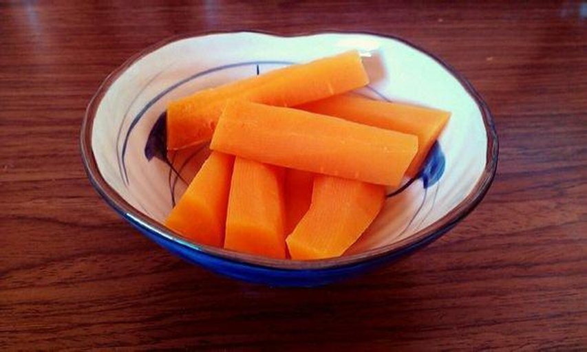 狗狗食用蒸熟胡萝卜场景图