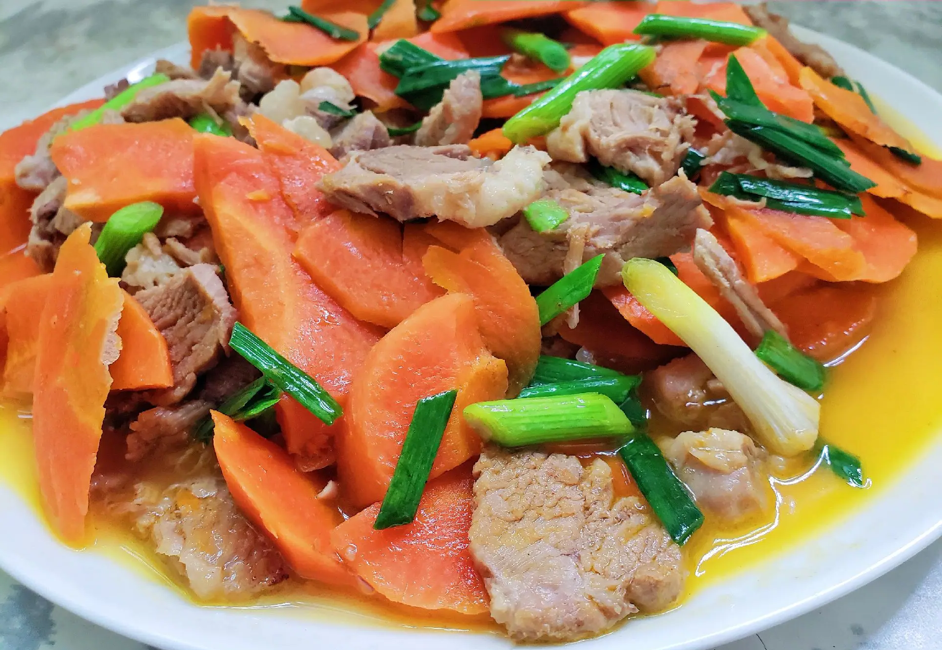一盘热气腾腾的胡萝卜洋葱炒牛肉,色泽诱人,食材搭配合理 胡萝卜洋葱炒牛肉成品图