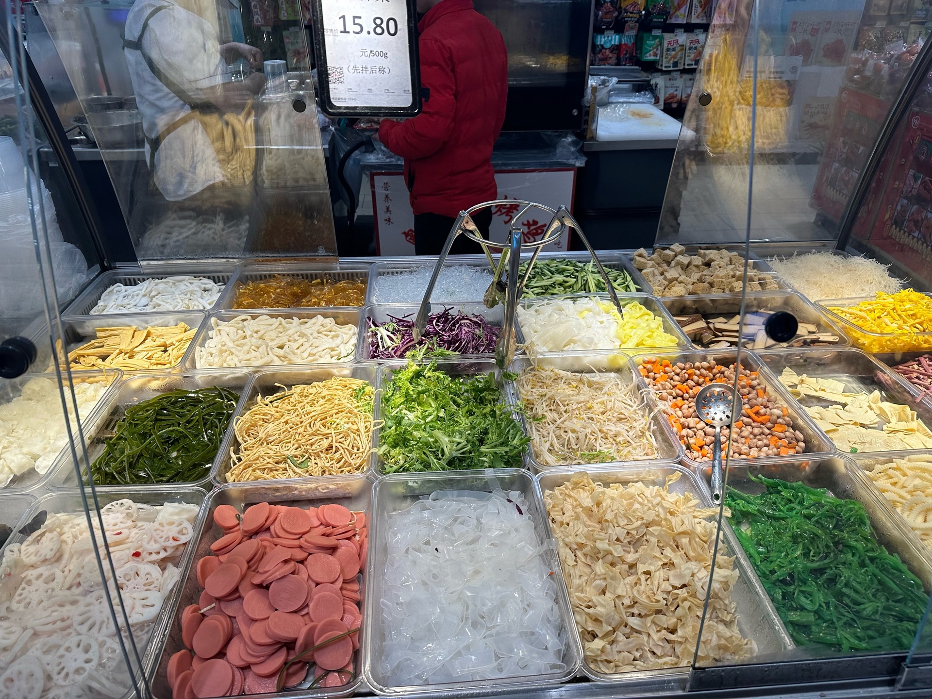 超市货架上的多种土豆产品对比展示