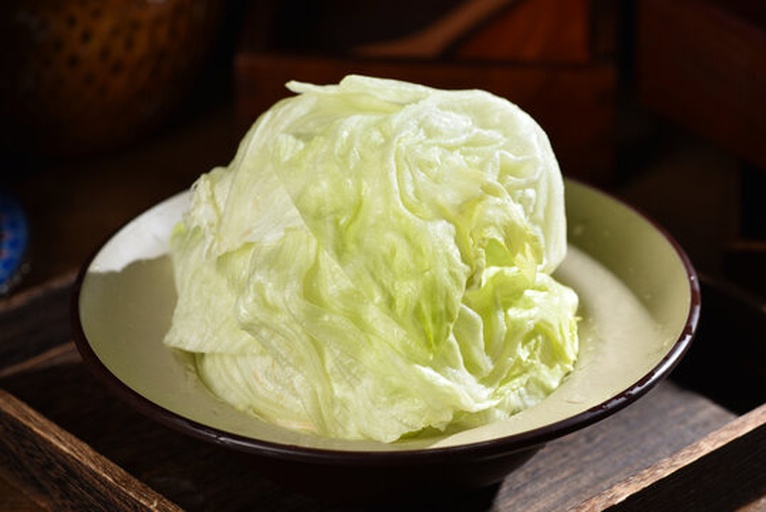 厨房中处理散叶生菜的场景