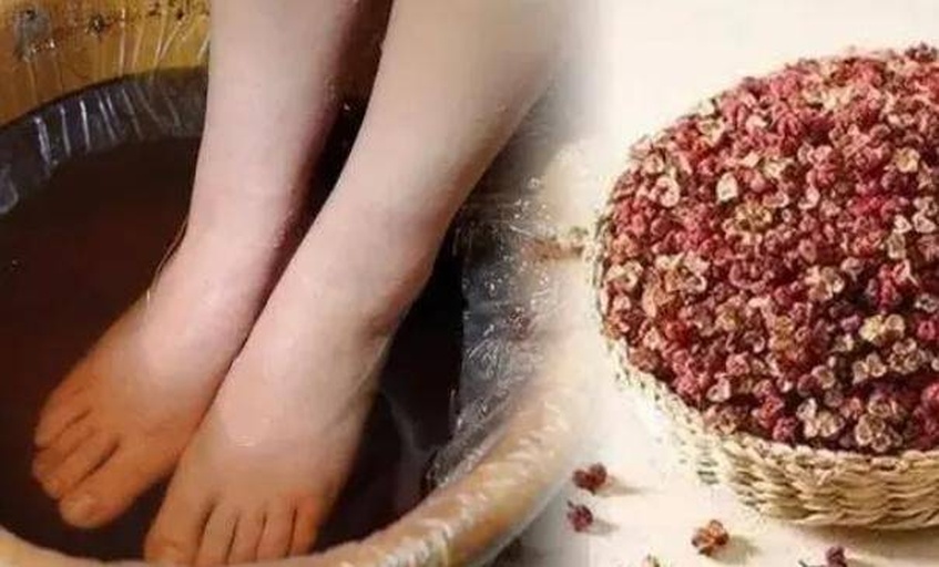 一位成年人正在使用侧柏灰泡脚,背景为家庭浴室环境,体现家庭健康护理场景 侧柏灰泡脚场景图