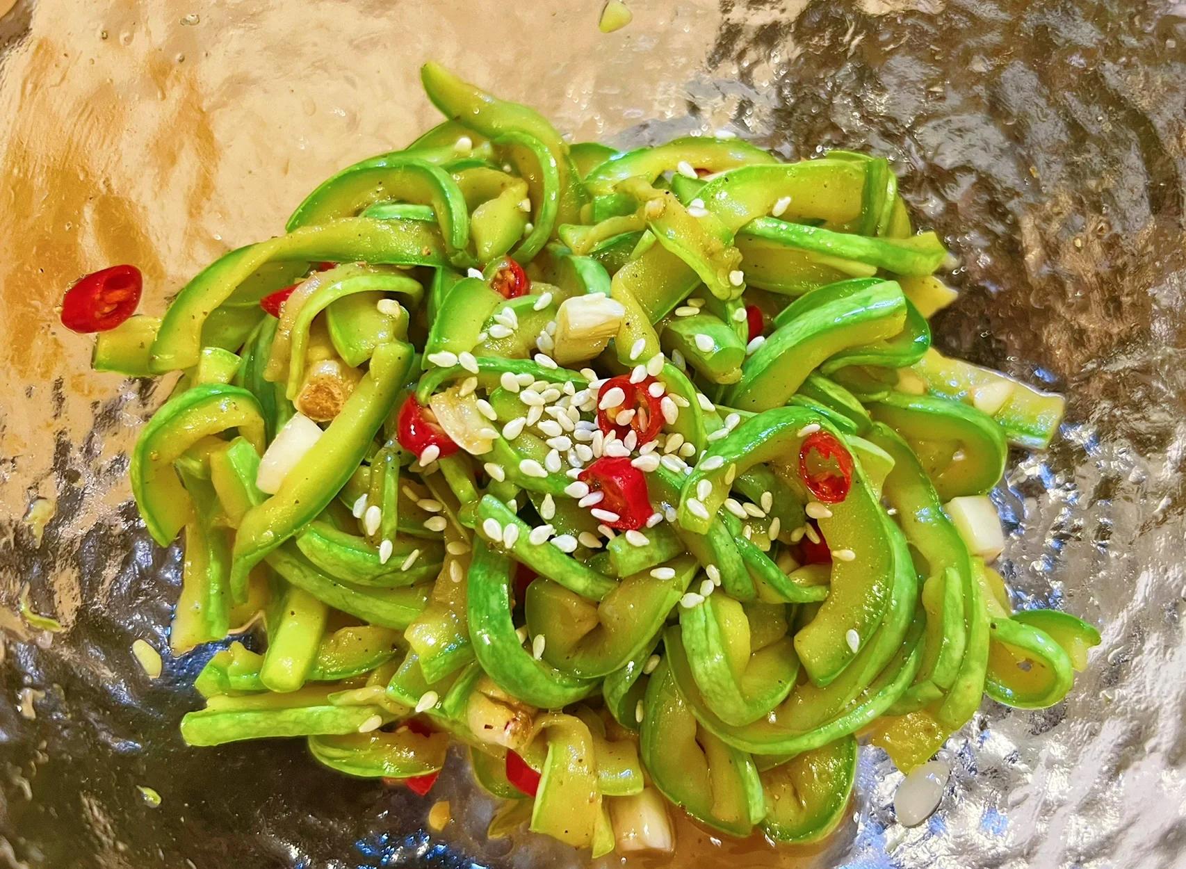 芝麻菜经典凉拌做法示意图,突出其作为凉性蔬菜的清爽本味呈现方式,配料均为性平或微凉,无温热干扰 芝麻菜凉拌成品图:翠绿芝麻菜叶与鲜红樱桃番茄对半切、浅金黄烤松子、少许柠檬皮屑混合,盛于青瓷浅盘,表面淋透明橄榄油汁,无辣椒、无蒜末