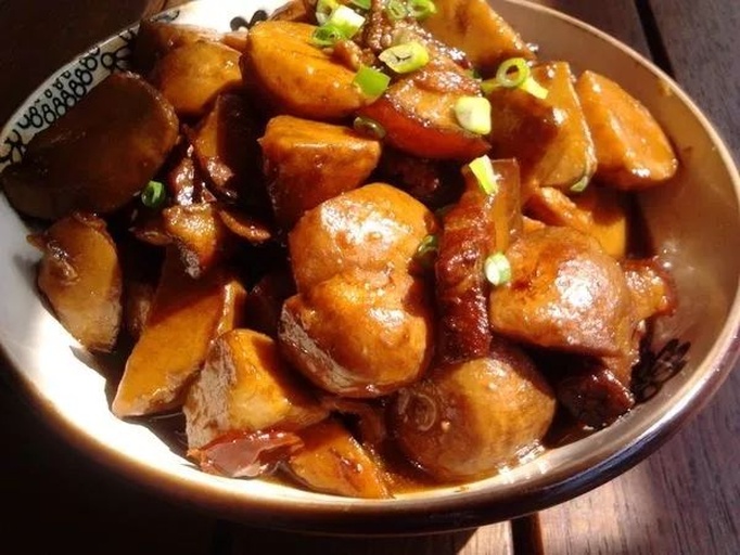 全景俯拍7种土豆吃法对比图:清晰展示不同烹饪方式带来的形态、色泽、质感差异,强化‘土豆的吃法有哪几种’主题认知,营造丰盛家常氛围 家庭厨房场景:木质料理台上整齐摆放7种土豆成品:酸辣土豆丝、红烧土豆块、香煎土豆饼、锡纸烤土豆、蒸土豆片、薯角、咖喱土豆,背景虚化突出食物质感与色彩层次