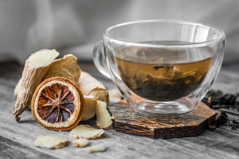 女性饮用姜茶场景