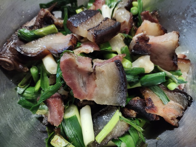 蒜苗炒腊肉成品图