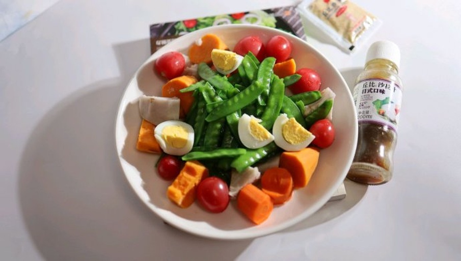 脆柿制作的果酱与沙拉