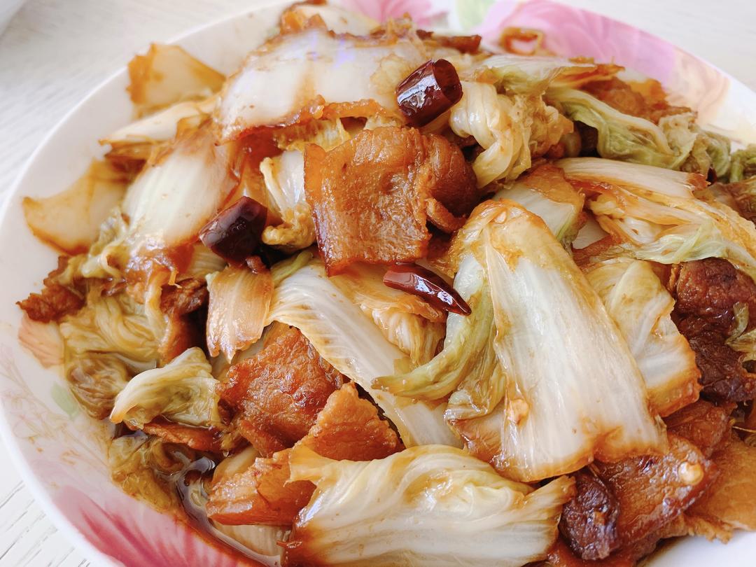 白菜炒肉出锅成品图