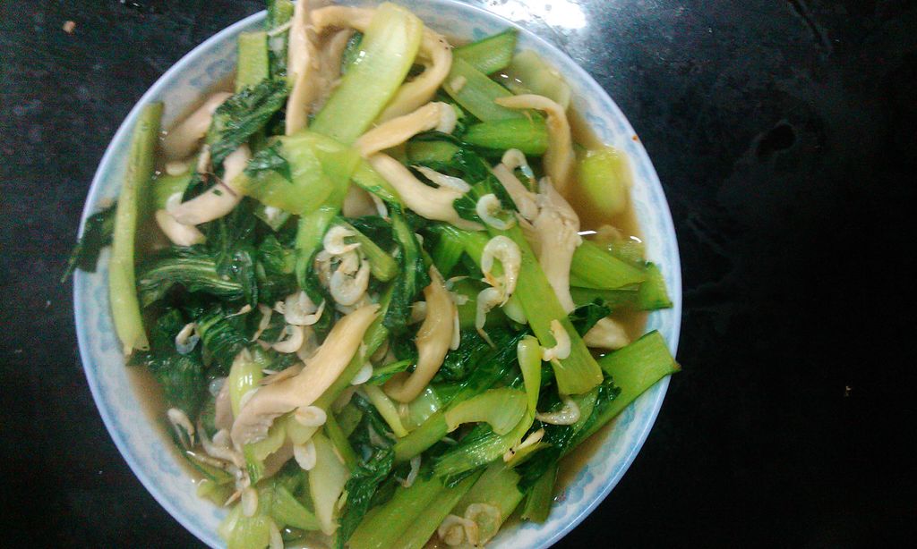 一盘新鲜油麦菜旁边摆放着切好的苦瓜片、海带丝和螃蟹壳,背景为浅色厨房台面,用于展示不宜与油麦菜同食的寒性食材组合 油麦菜与苦瓜、海带等寒性食材拼盘示意图